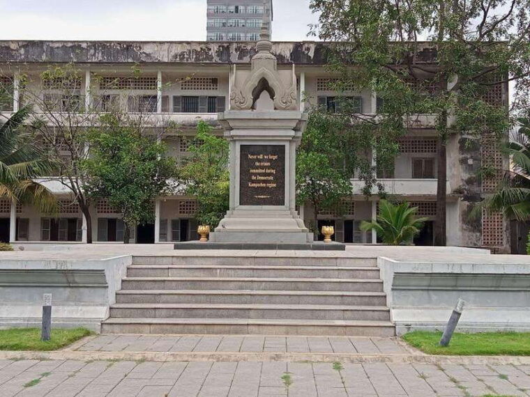 half-day-to-killing-field-s21-genocidal-museum