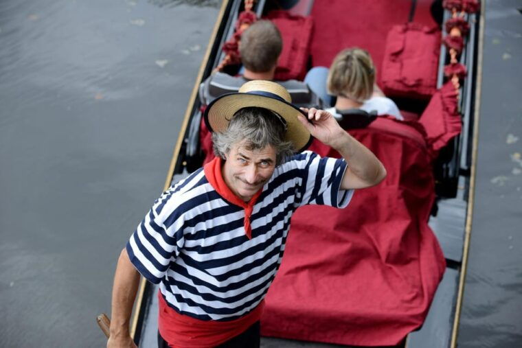 hamburg-alster-lake-romantic-tour-in-a-real-venetian-gondola