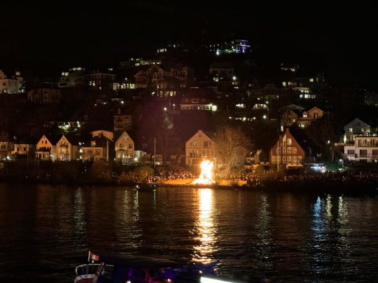 hamburg-easter-bonfire-lights-cruise-passenger-ship
