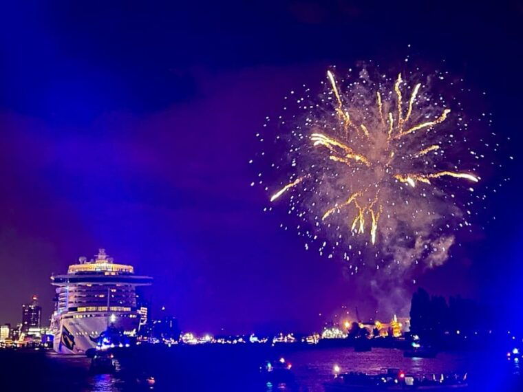 hamburg-new-years-eve-harbour-cruise