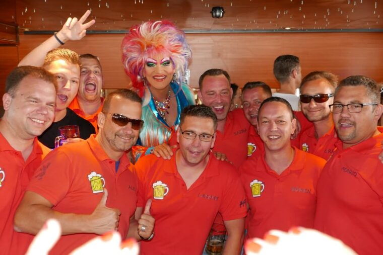 hamburg-party-harbor-cruise-with-olivia-jones