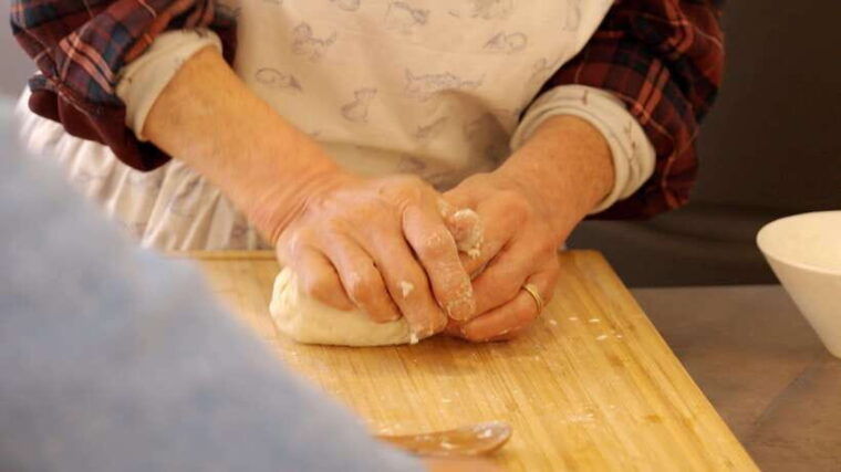 handmade-noodles-with-korean-grandma