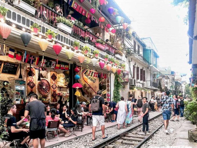 hanoi-guided-food-tour-with-train-street-visit