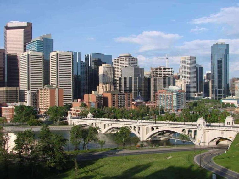 heartwarming-walking-tour-in-calgary-for-those-in-love