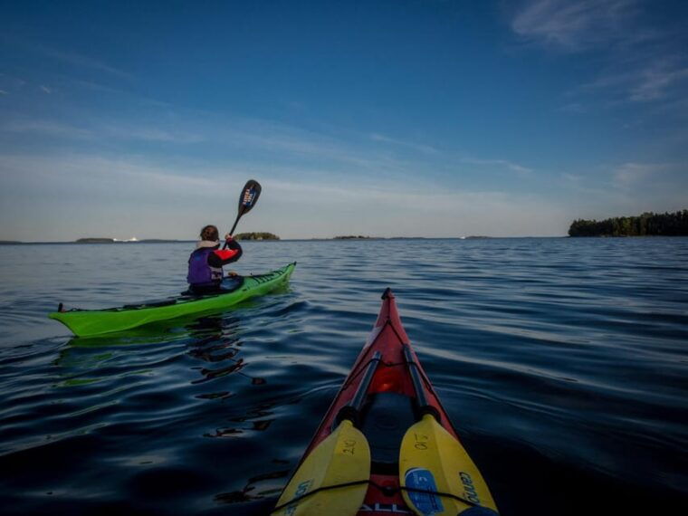 helsinki-midnight-sun-kayaking-tour-with-campfire
