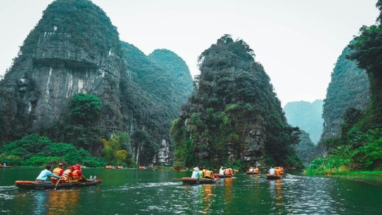 hoa-lu-trang-an-full-day-trip-by-limousine-from-ha-noi