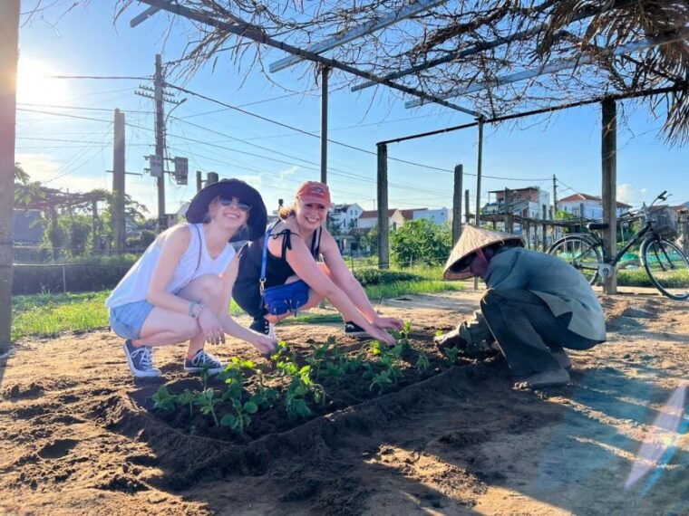 hoi-an-basket-boat-farming-and-cooking-class-in-tra-que