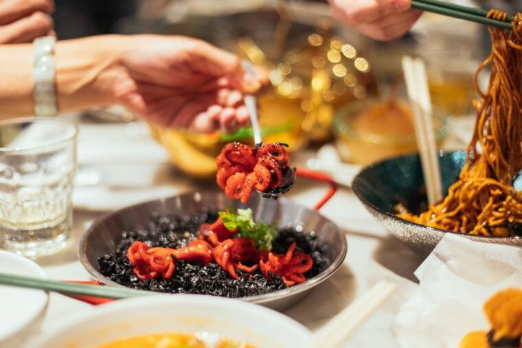 hong-kong-private-food-tour-with-10-tastings