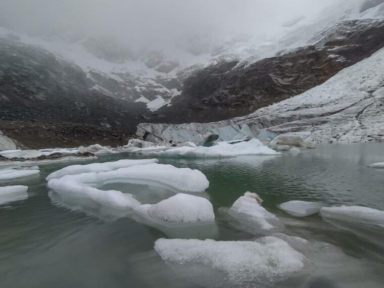 huaraz-rocotuyoc-lagoon-frozen-lagoon-trekking-2