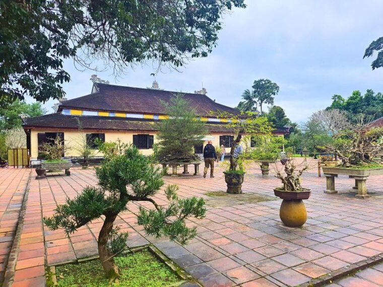 hue-dragon-boat-tour-royal-tombs-thien-mu-pagoda-market