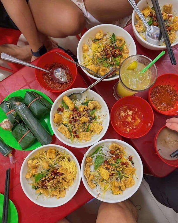 hue-food-walking-tour-with-coffee-and-market-visit
