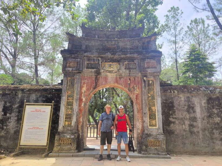 hue-royal-tombs-pagoda-perfume-river-by-dragon-boat-car