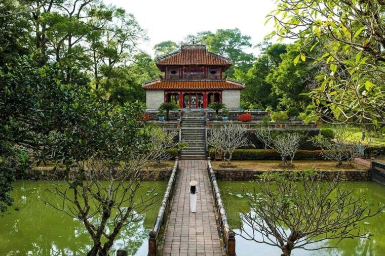 hue-royal-tombs-thien-mu-pagoda-dragon-boat-private-tour