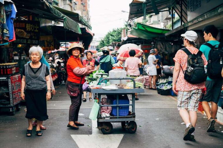 iconic-food-tour-local-street-food-drinks-sites