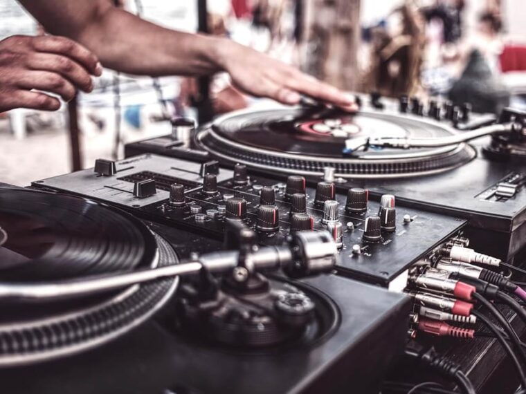 immersive-musical-experience-in-berlin-like-disc-jockey