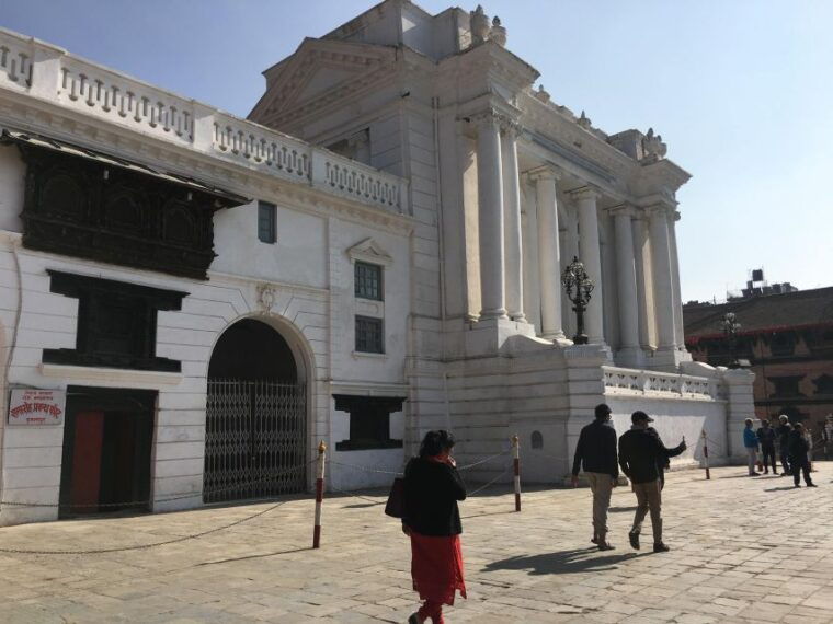 kathmandu-guided-walking-tour-of-thamel-neighborhood