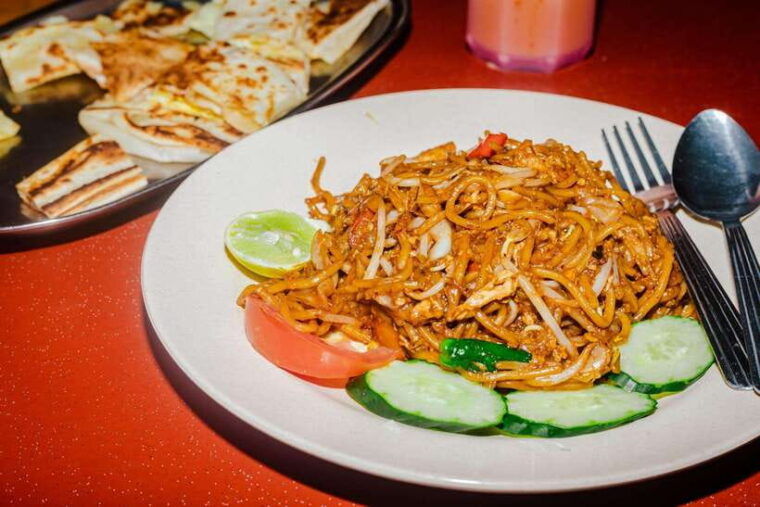 kuala-lumpur-sambal-street-food-tour-with-15-tastings