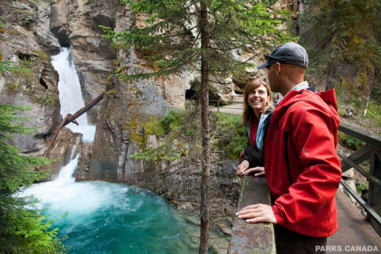 lake-louise-johnston-canyon-lake-minnewanka-banff-town