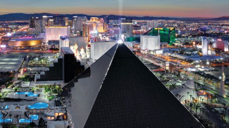 las-vegas-fantasy-burlesque-show-at-luxor-hotel-casino