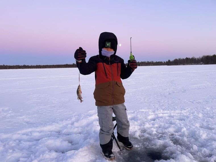 levi-ice-fishing-trip-in-a-small-group