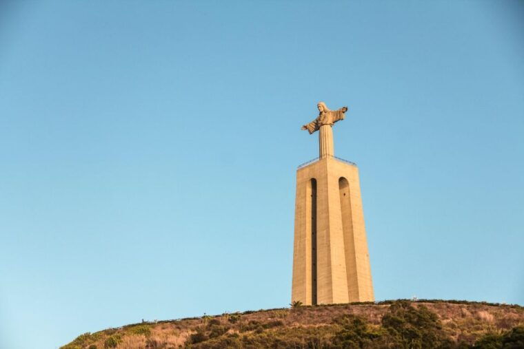 lisbon-cruise-to-the-beach-with-bbq-open-bar-and-music