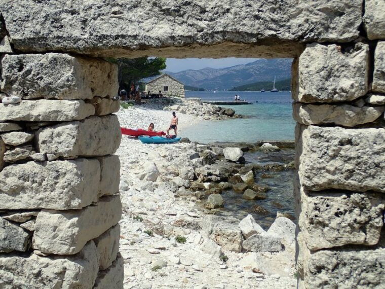 lumbarda-half-day-kayaking-and-history-with-wine-delight