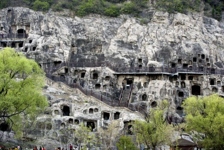 luoyang-classic-day-tour-longmen-grottoes-old-twon-explore