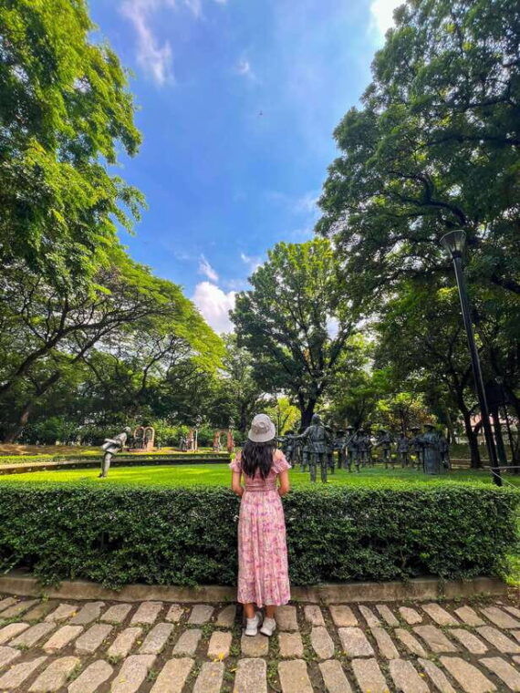 manila-one-on-one-walking-tour-with-mobile-photography