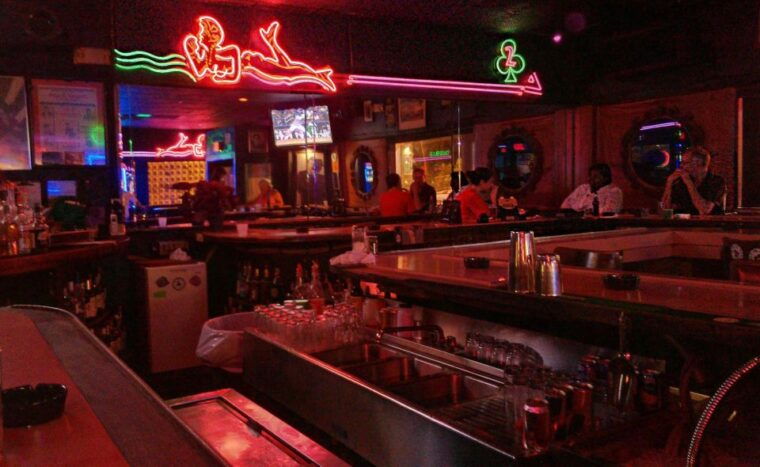 miami-beach-bar-tour-art-deco-neon-lights-with-historian