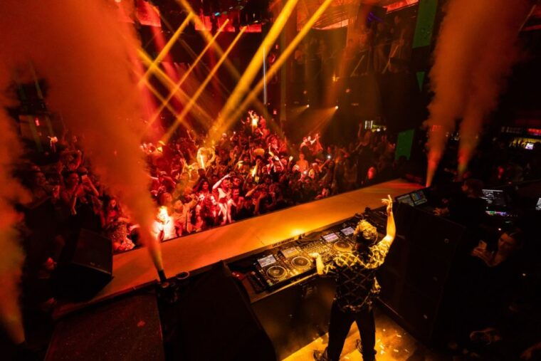 miami-party-bus-club-entry-and-open-bar-night-experience