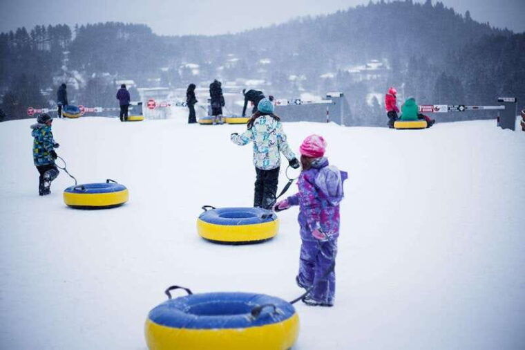 mont-tremblant-snow-tubing-with-a-mechanical-lift