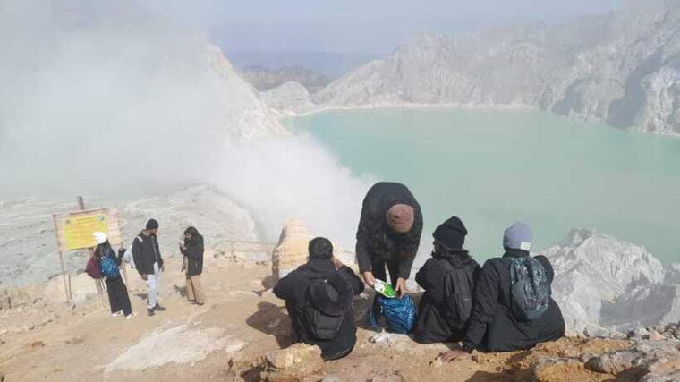 mount-ijen-blue-fire-tour-start-from-banyuwangi-or-ubud-bali