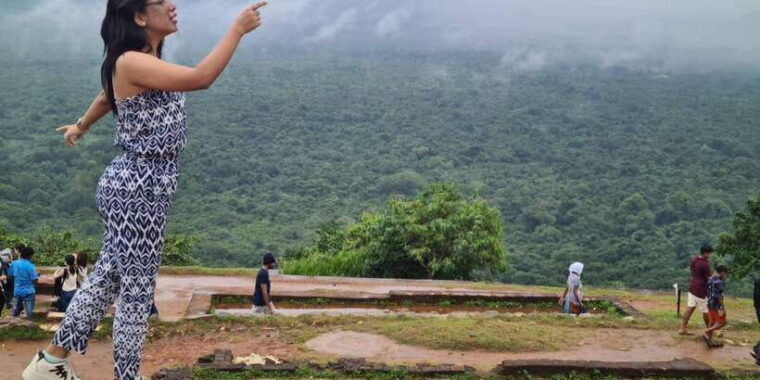 negombo-sigiriya-rock-and-minneriya-national-park-day-tour