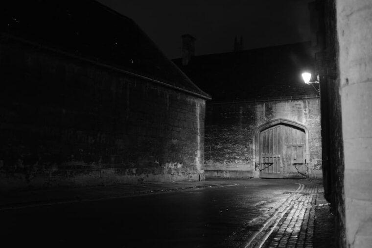 new-oxford-costumed-ghost-tour-in-character