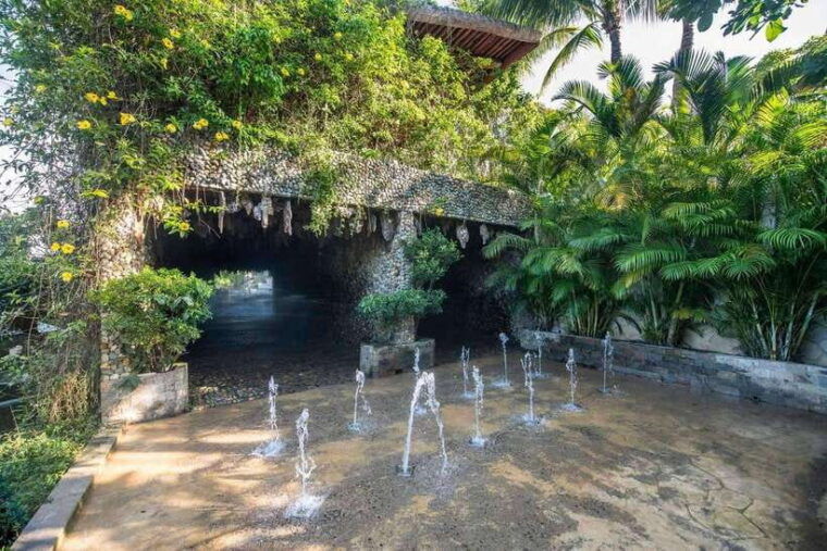 nha-trang-coral-reef-snorkeling-mud-bath-floating-bar