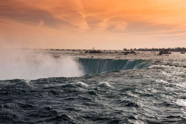 niagara-falls-guided-bus-tour-w-boat-behind-falls-tower