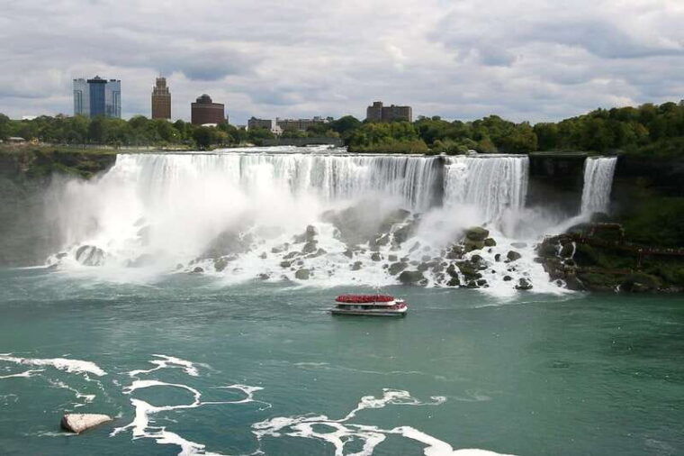 niagara-falls-on-helicopter-ride-with-boat-skylon-lunch