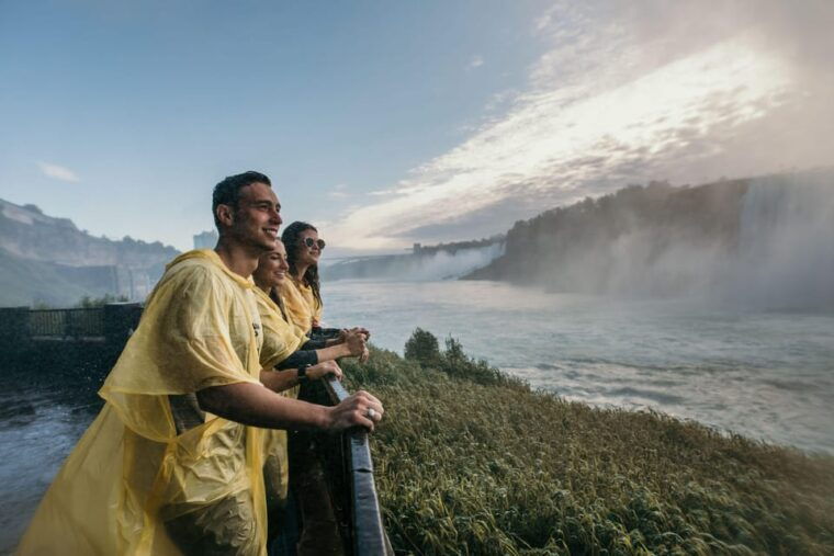 niagara-falls-tour-from-toronto-with-boat-behind-the-falls