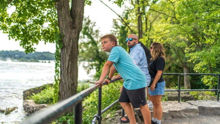 niagara-falls-usa-canada-tour-with-boat-cruise-and-lunch-2