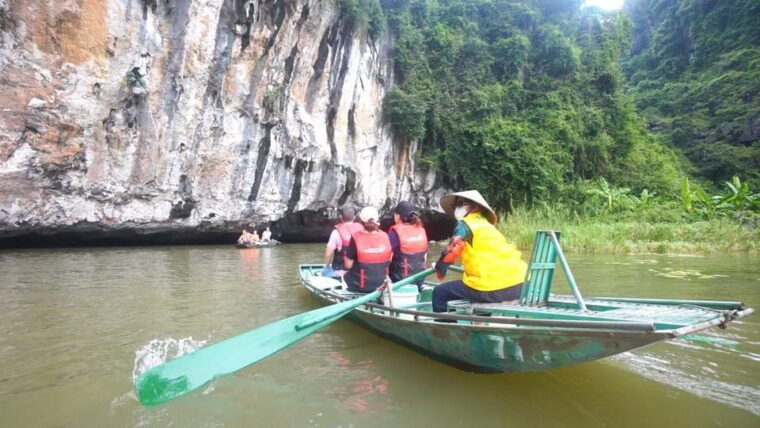 ninh-binh-day-trip-mua-cave-tam-coc-boating-hoa-lu
