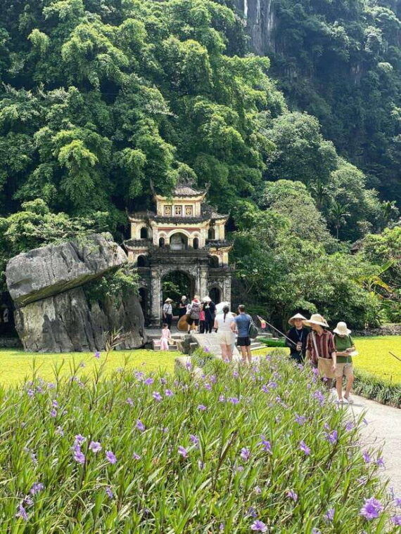 ninh-binh-jeep-tours-from-hanoi-jeep-boat-daily-life-2