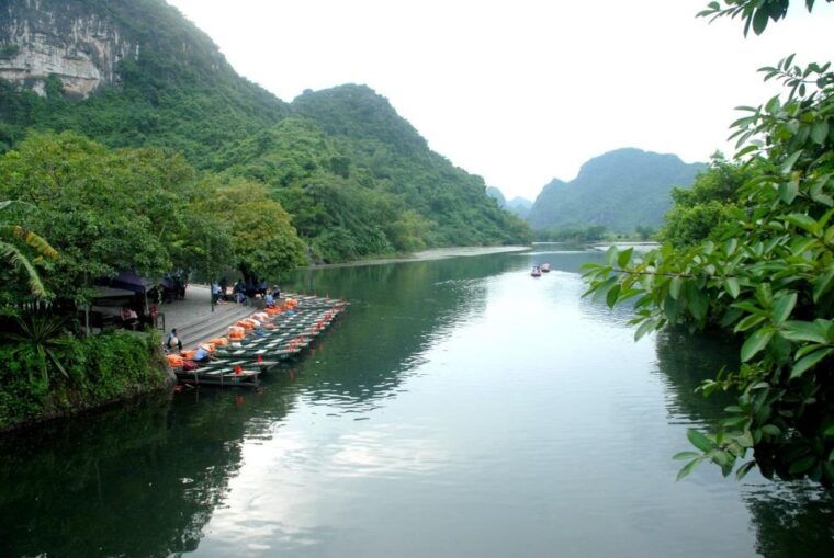 ninh-binh-trang-an-hoa-lu-full-day-with-lunch-buffet-bike