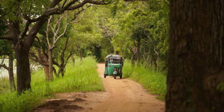 non-touristic-sigiriya-on-tuktuk