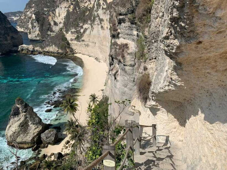 nusa-penida-journey-to-atuh-diamond-beach-tree-house-tour