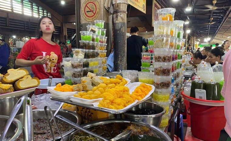 phnom-penh-morning-foodie-market-tour-by-vespa