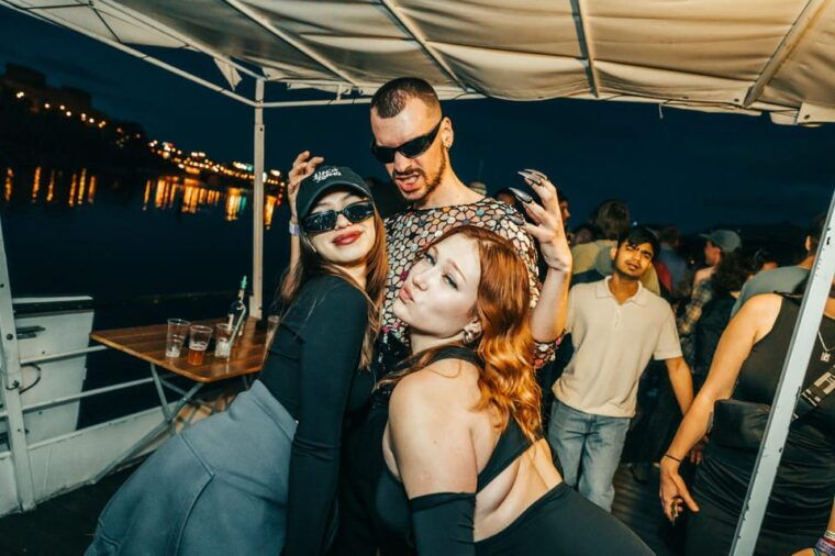 prague-booze-cruise-with-open-bar-and-duplex-entry