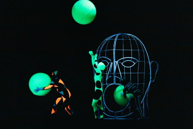 prague-wow-show-black-light-theater