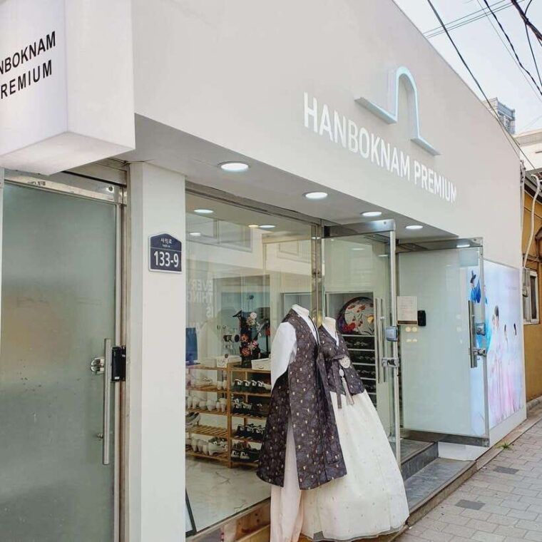 premium-hanbok-experience-at-hanboknam-gyeongbokgung