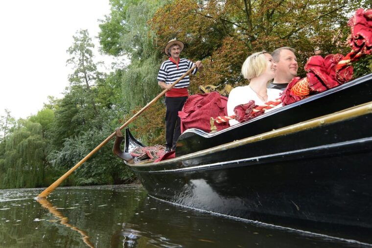 private-alster-lake-romantic-tour-in-a-real-venetian-gondola