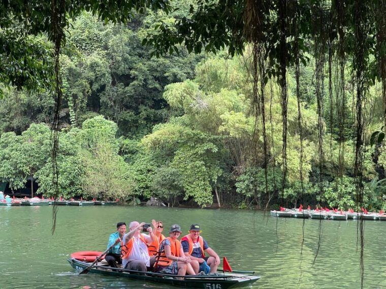 private-day-tour-thien-ha-cave-local-family-trang-an